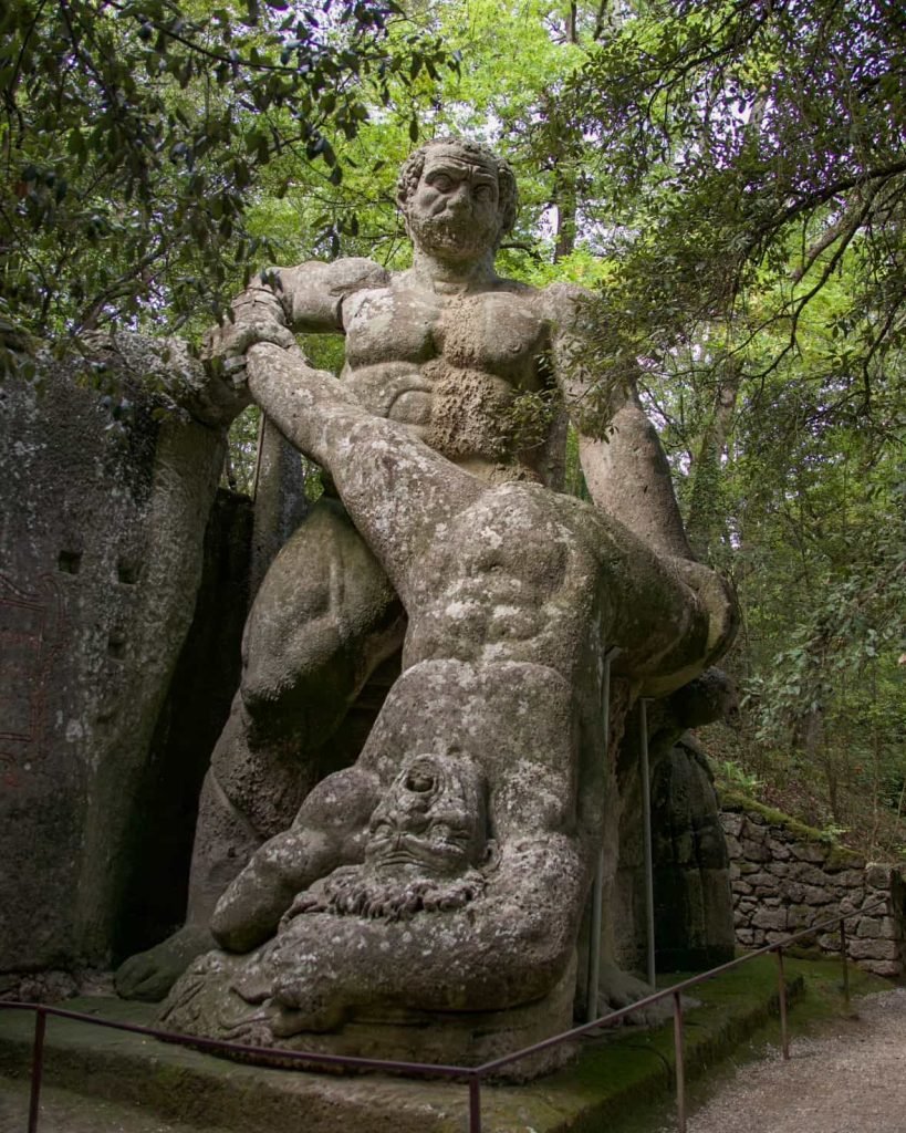 La statua di Ercole nel Parco bosco vicino Roma
