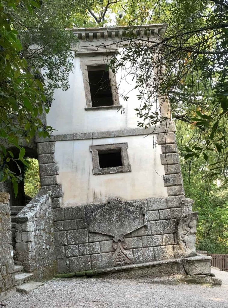 La casa pendente nel Parco dei Mostri nel Lazio