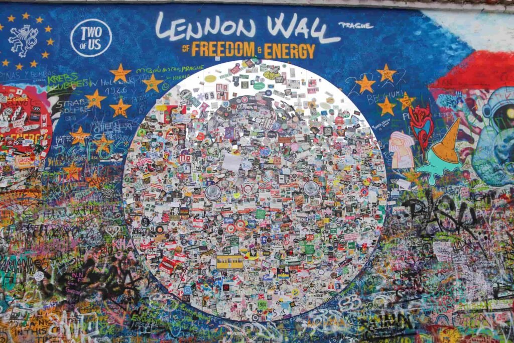 Muro di John Lennon a Praga dicembre 2023