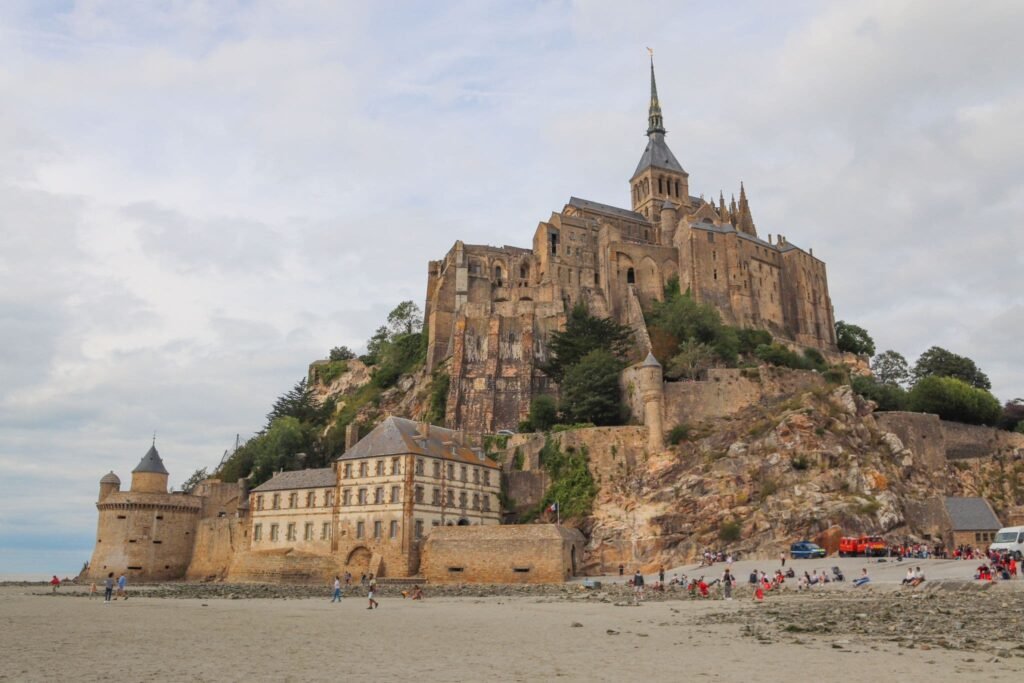 Le Mont-Saint-Michel vista da sotto