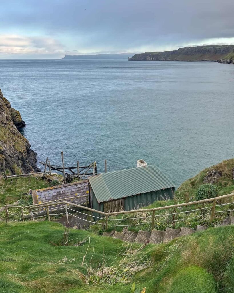 la casa dei pescatori sotto il ponte Carrick-a-Rede