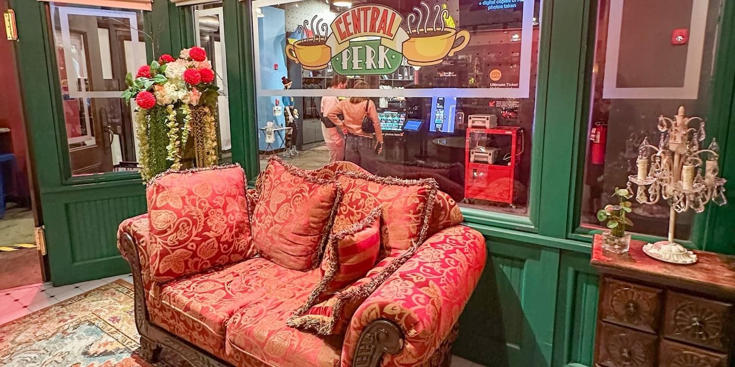 Friends Experience a New York, Central Perk