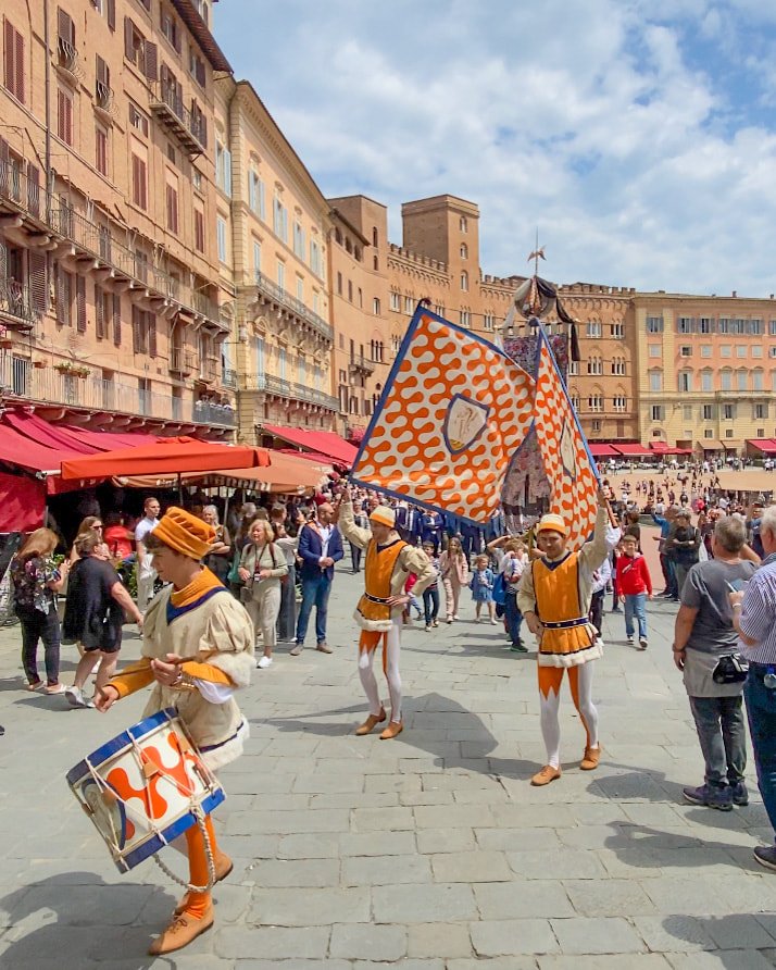Alla Scoperta Delle Contrade Di Siena NUEWGM