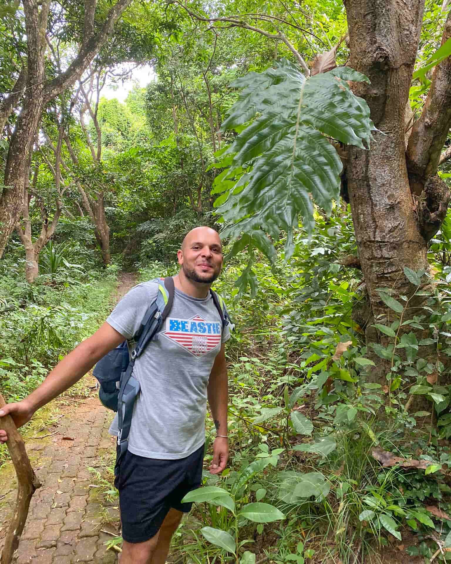 Riccardo durante il trekking nella foresta di palau kecil, Malesia