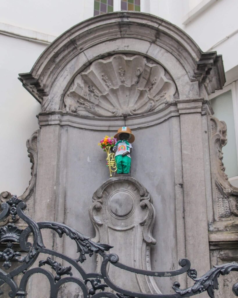 Manneken Pis a Bruxelles con i suoi vestiti