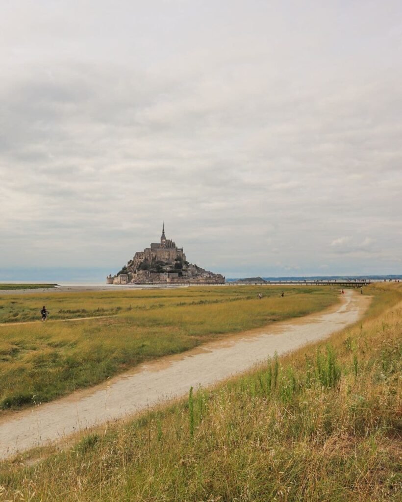 Mont-Saint-Michel senza marea, Francia