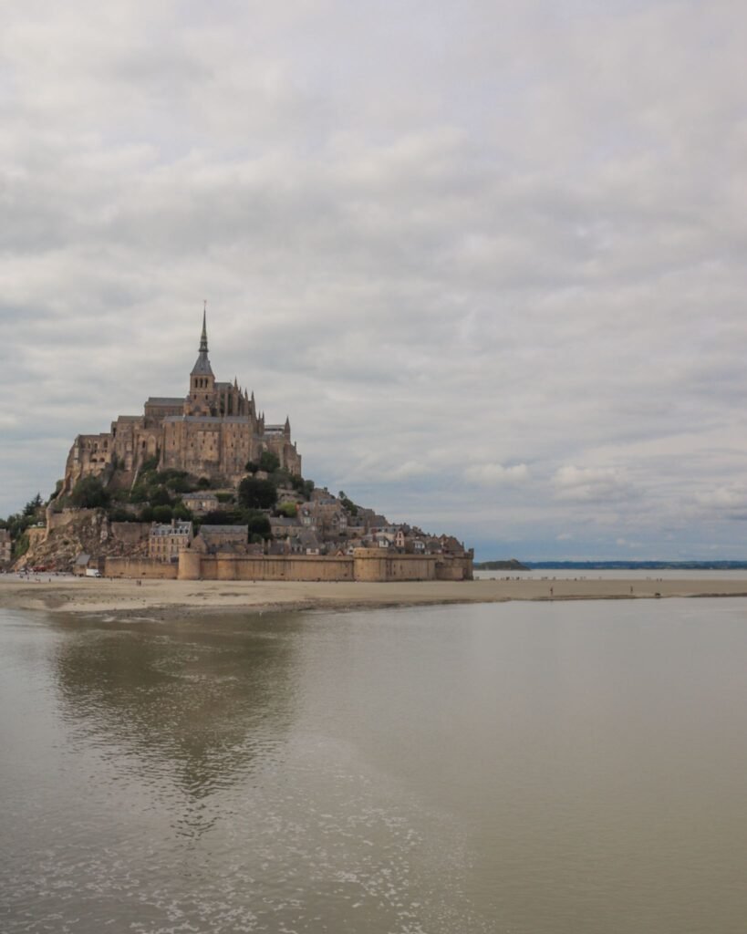 Mont-Saint-Michel con la marea, Francia