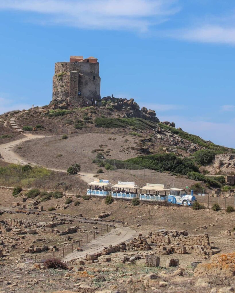 Il trenino che parte dalla chiesa di san Giovanni Sinis