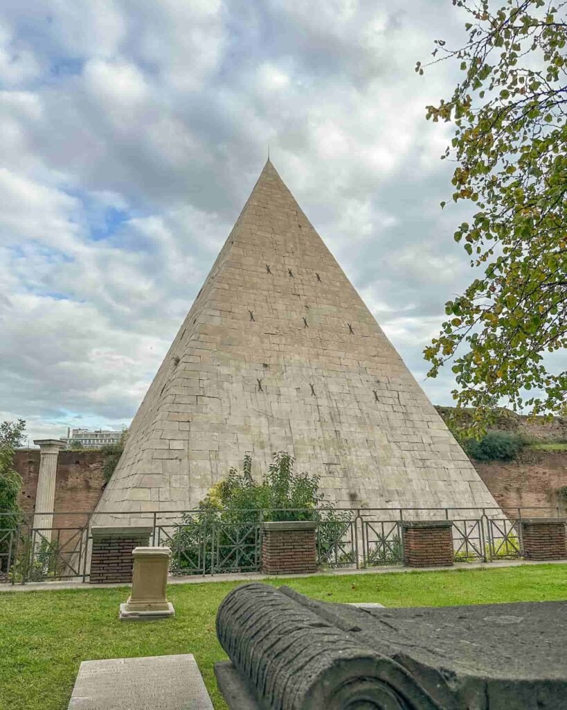 Cimitero Acattolico di Roma vista Piramide Cestia