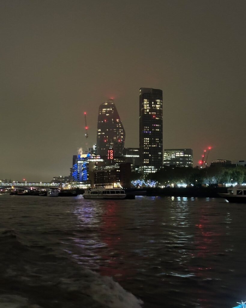 Vista serale di Londra da Tamigi