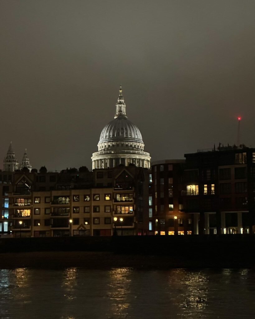 Vista serale di St. Paul's Cathedral, Londra