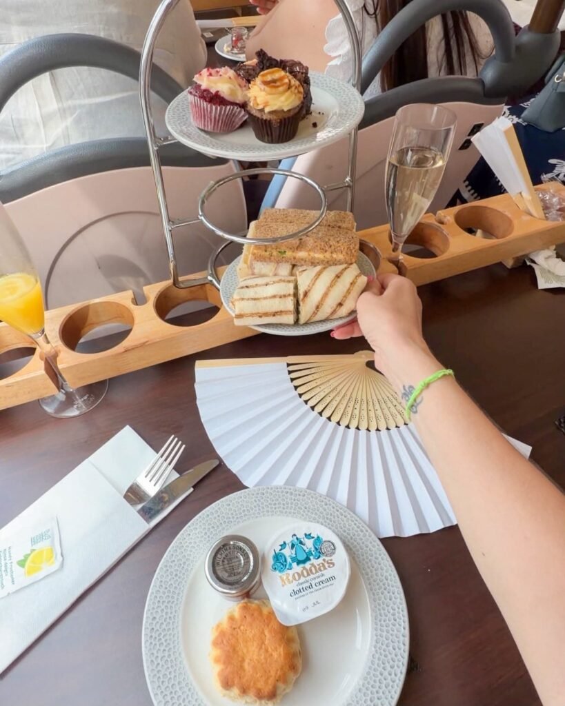 Afternoon Tea Bus Londra, cosa mangiare e bere